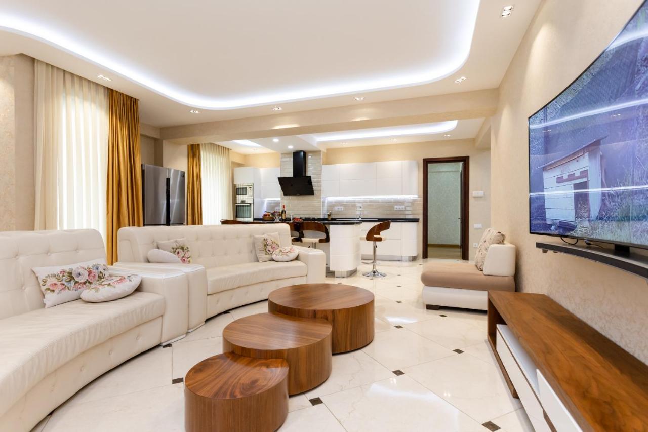 Central Cozy 3Bd-2Bath Apartment Tbilisi Bagian luar foto