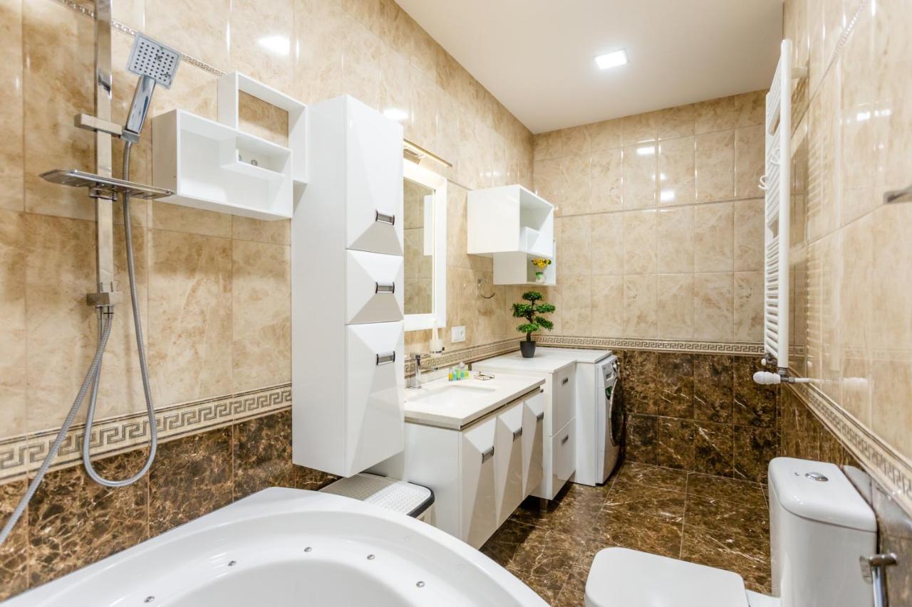 Central Cozy 3Bd-2Bath Apartment Tbilisi Bagian luar foto