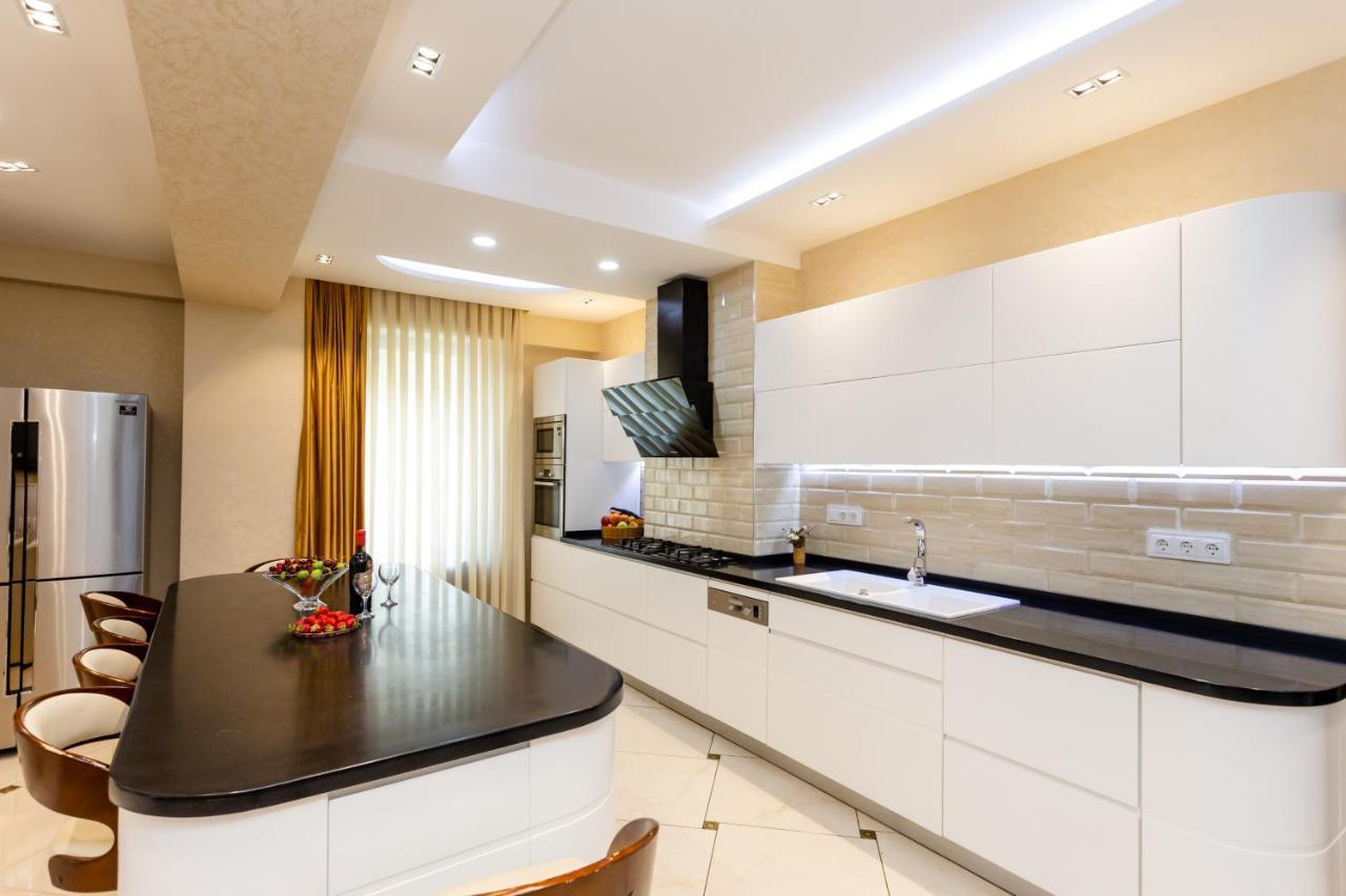 Central Cozy 3Bd-2Bath Apartment Tbilisi Bagian luar foto