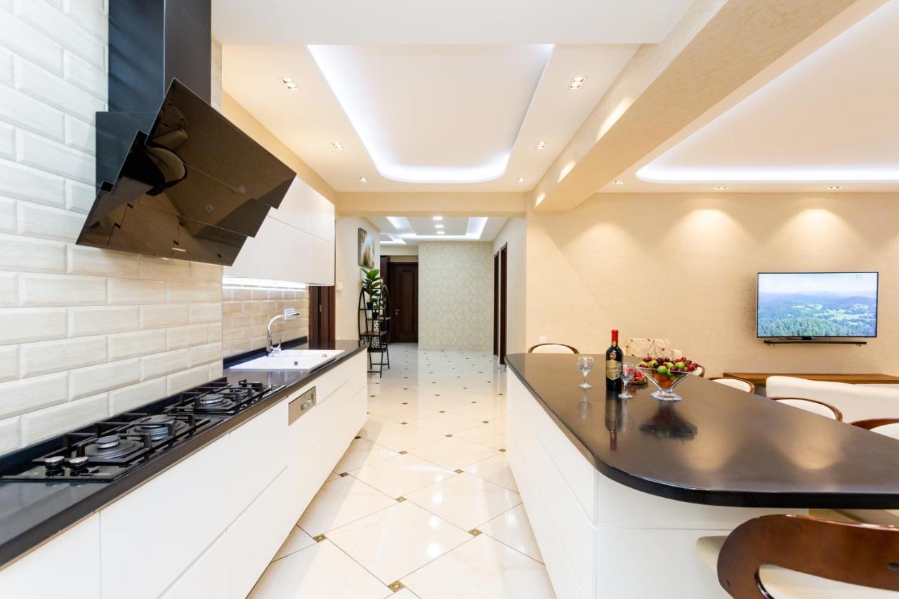 Central Cozy 3Bd-2Bath Apartment Tbilisi Bagian luar foto